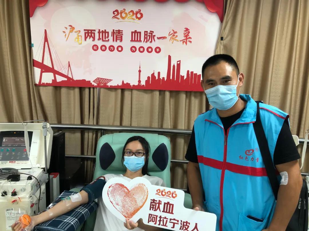 图4：今年刚满19岁的大学生王茹梦在父亲王明亚的带领下第一次参加献血.jpg