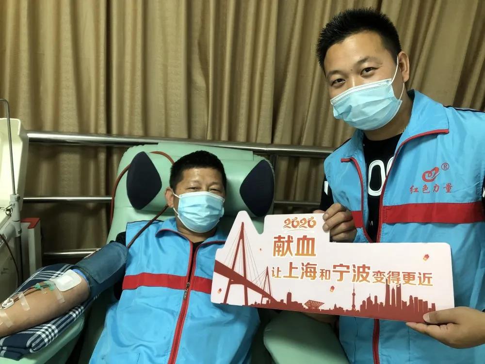 图3：邹军益和赵志东翁婿档成分献血.jpg
