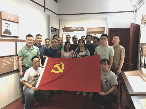 上图：第三党支部赴《新青年》编辑部旧址参观学习.jpg
