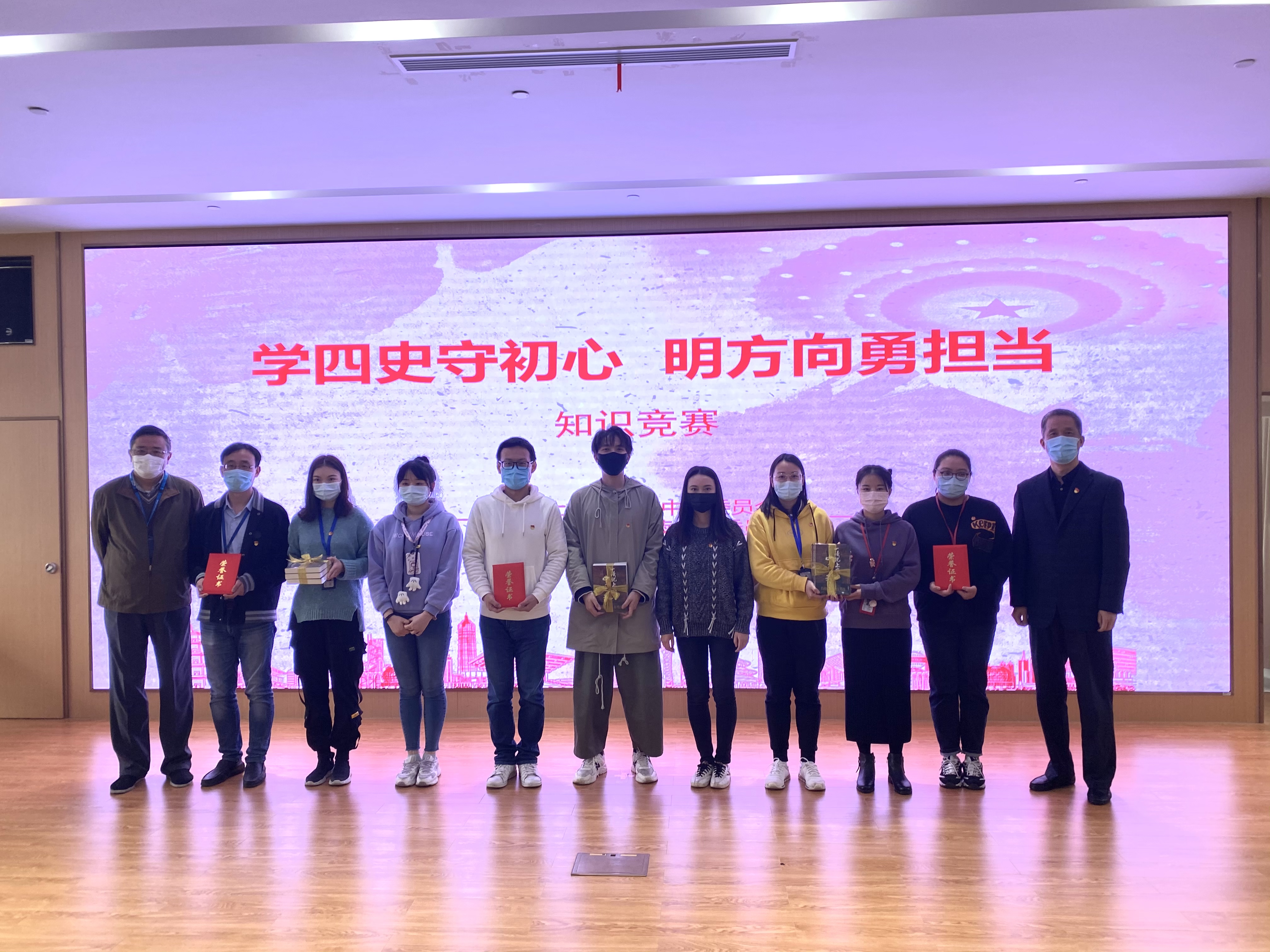 4.中心副主任、工会主席朱自严，市血管办副主任陈强为荣获第三名的参赛队颁奖.jpg
