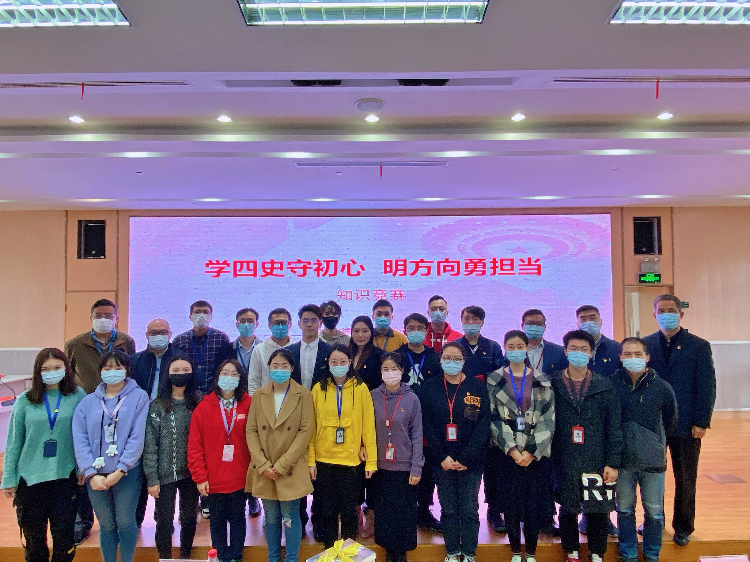 8.中心及血管办领导与各参赛队合影留念.jpg