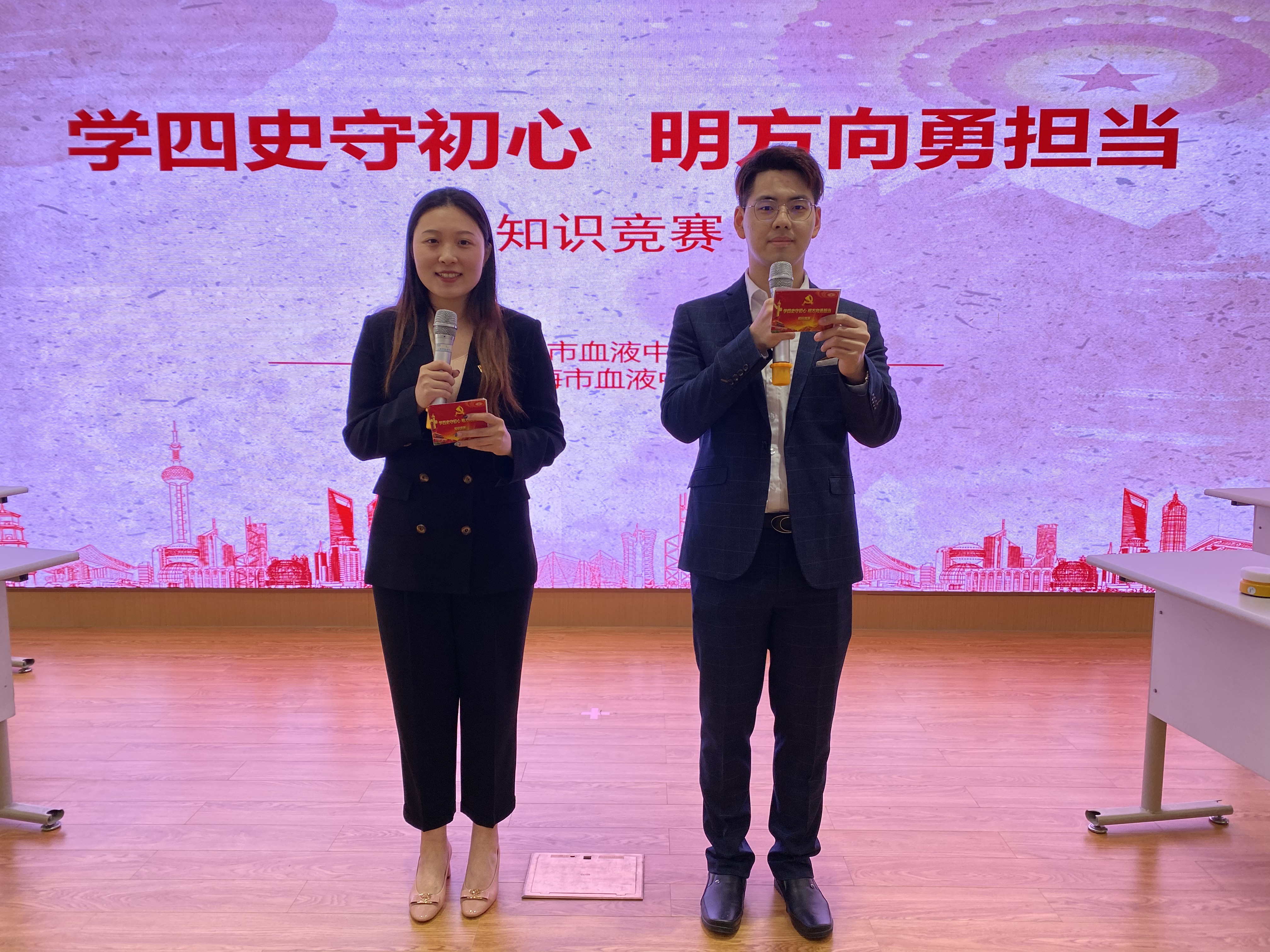 7.中心团委陈婉静，成分科陈俊翎主持知识竞赛.jpg