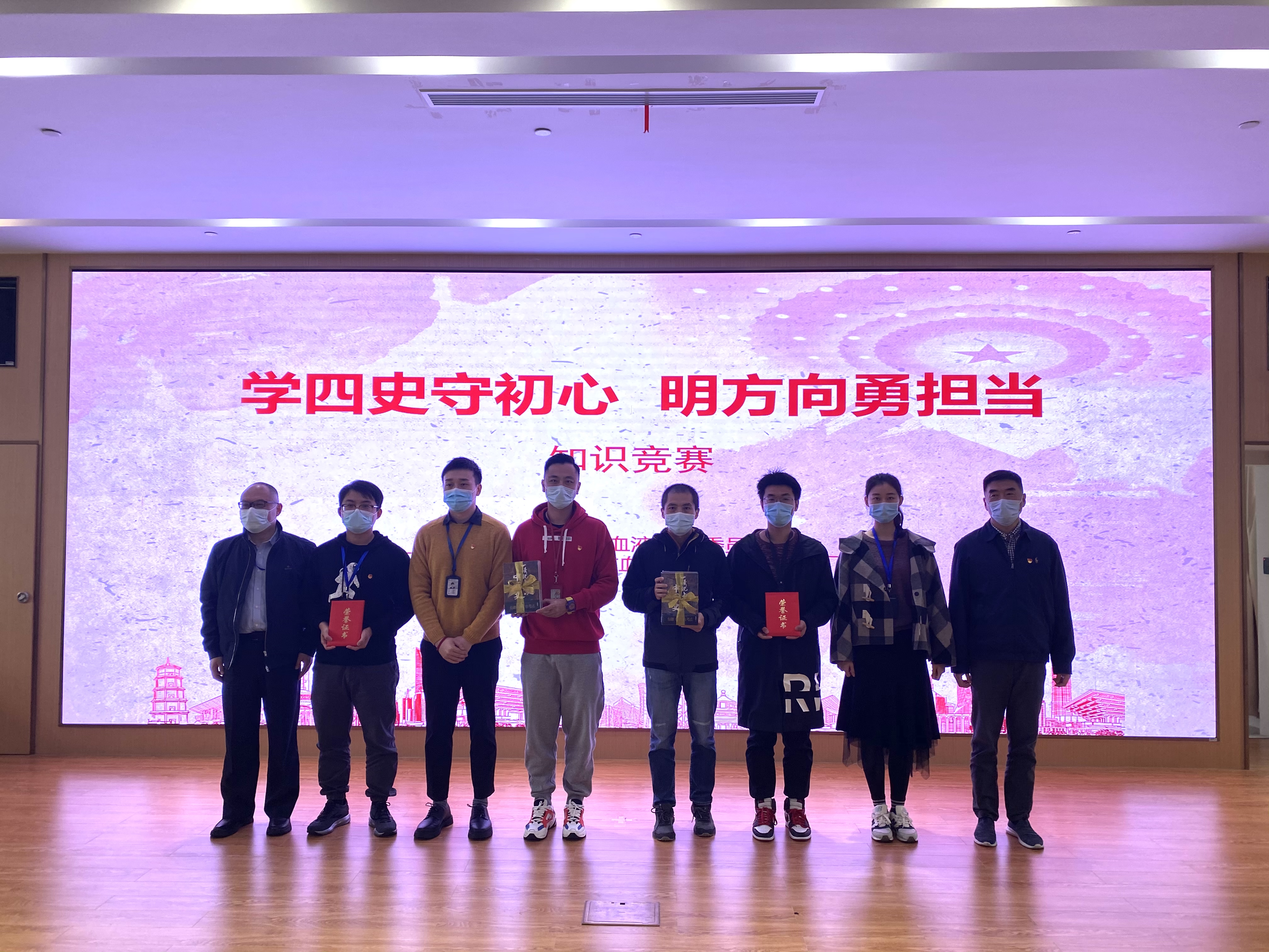 3.中心党委副书记、主任何智纯，党委副书记、副主任、纪委书记林俊杰为荣获第二名的参赛队颁奖.jpg