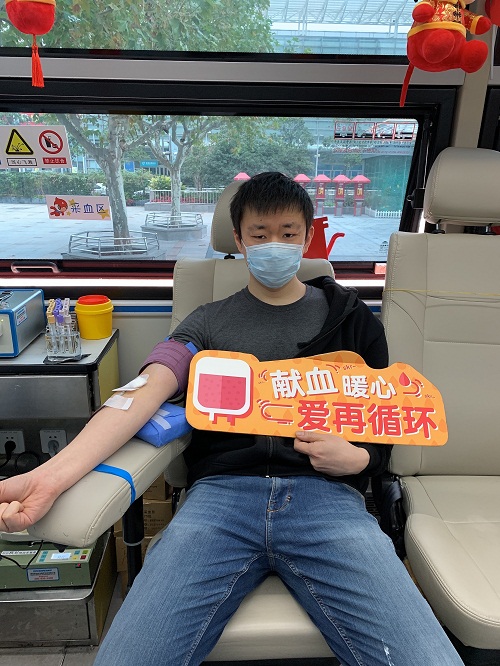 检验科李建钧参加无偿献血.jpg