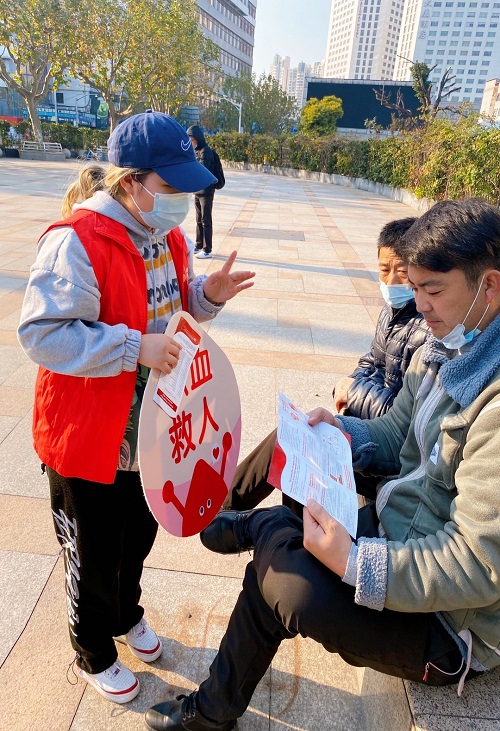许怡雯正在参加志愿者服务.jpg