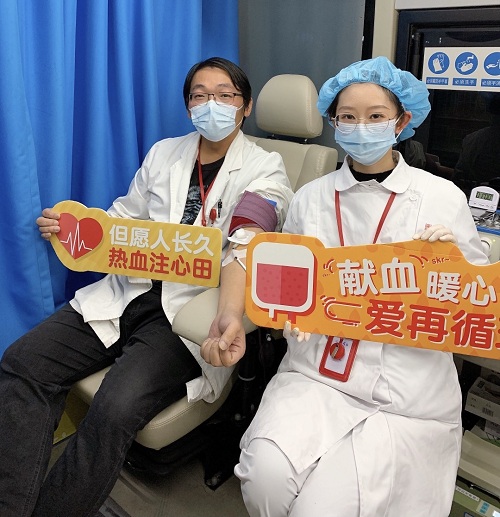 体采科曹昕参加无偿献血.jpg