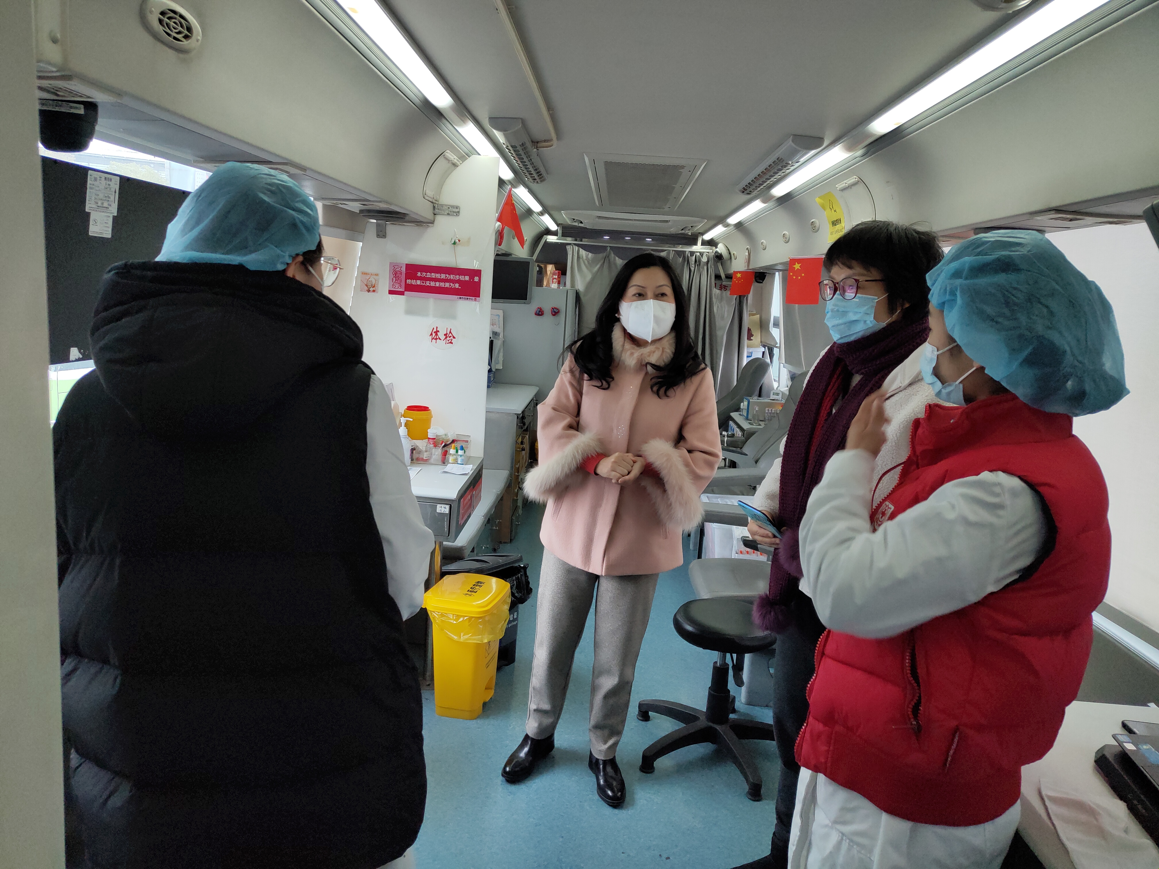 3-2中心副主任张晰在上海南站流动车慰问职工.jpg