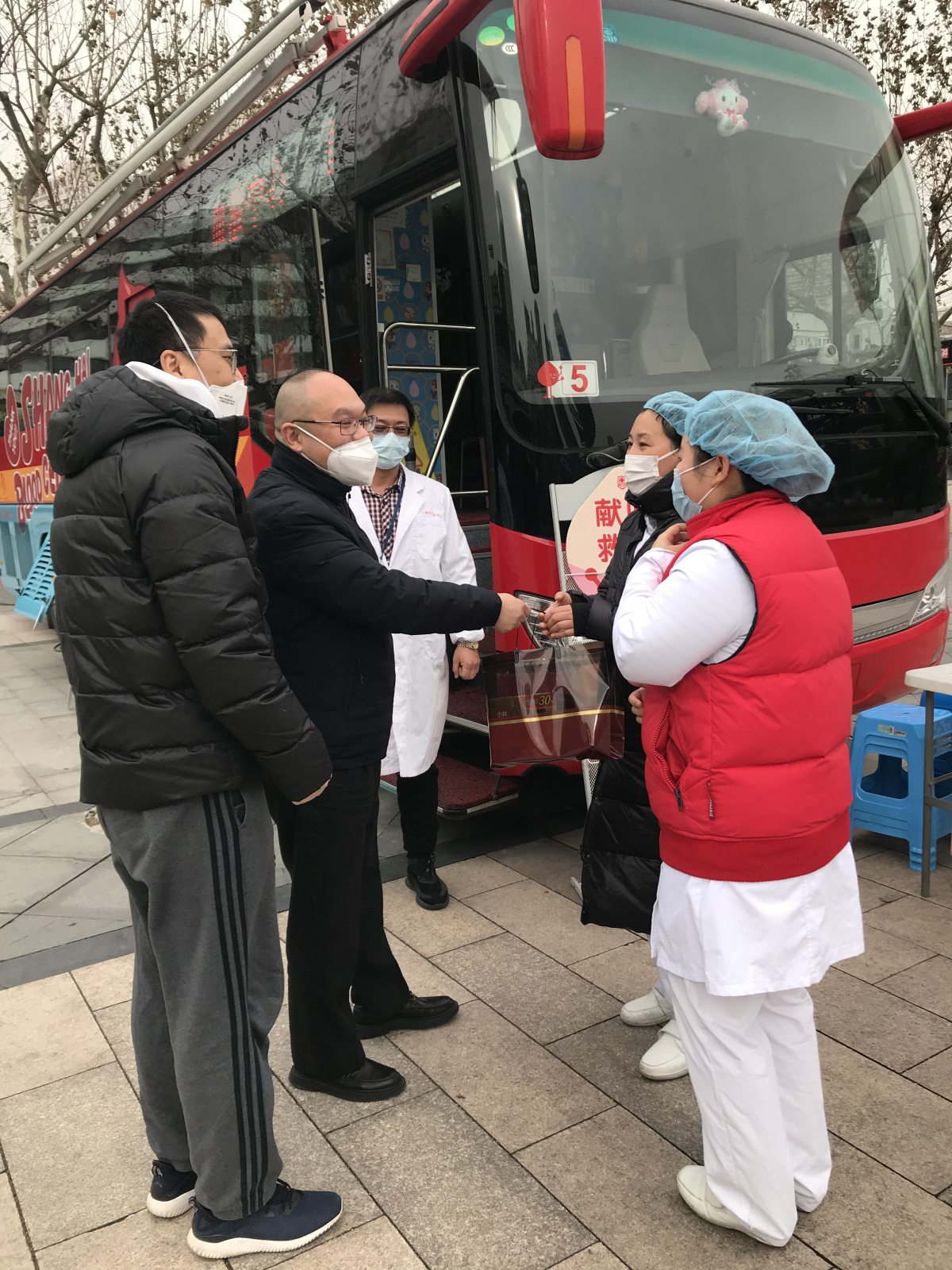 2-2 中心主任何智纯在上海站南广场流动车慰问职工_编辑.jpg