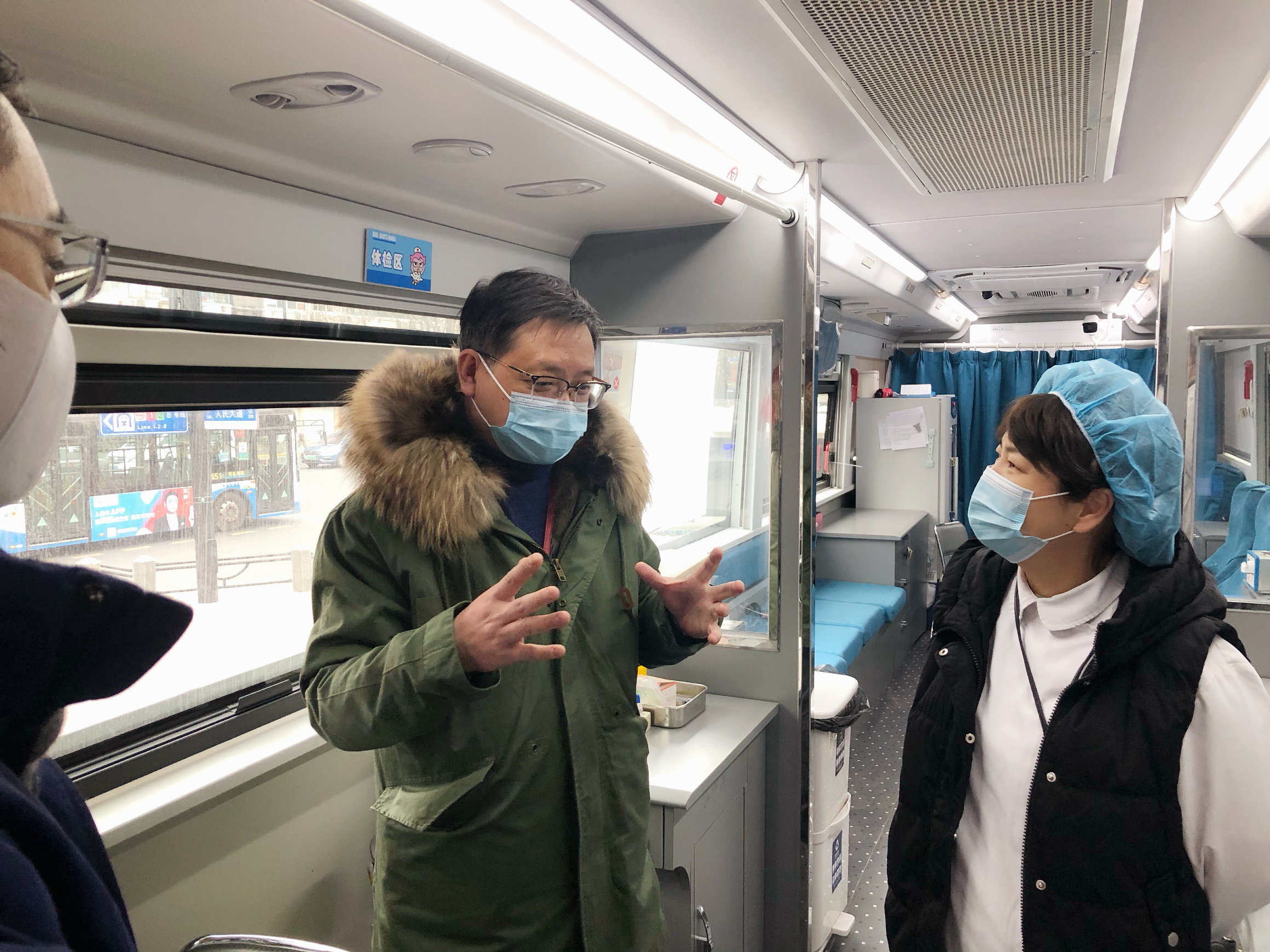 1-2中心党委书记邹峥嵘在人民广场流动车慰问职工.jpg