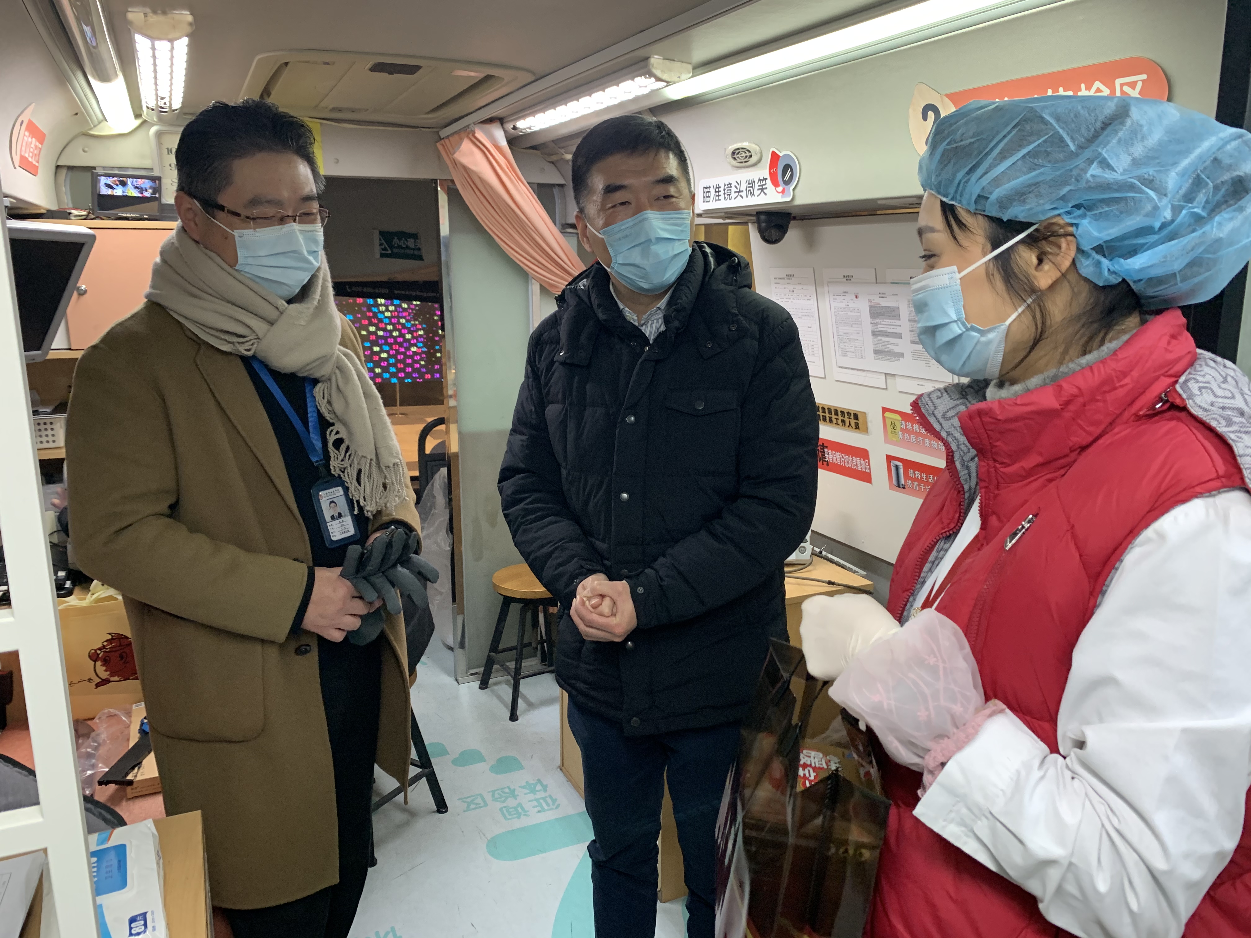 4-1中心副主任林俊杰在莘庄地铁南广场流动车慰问职工.jpg