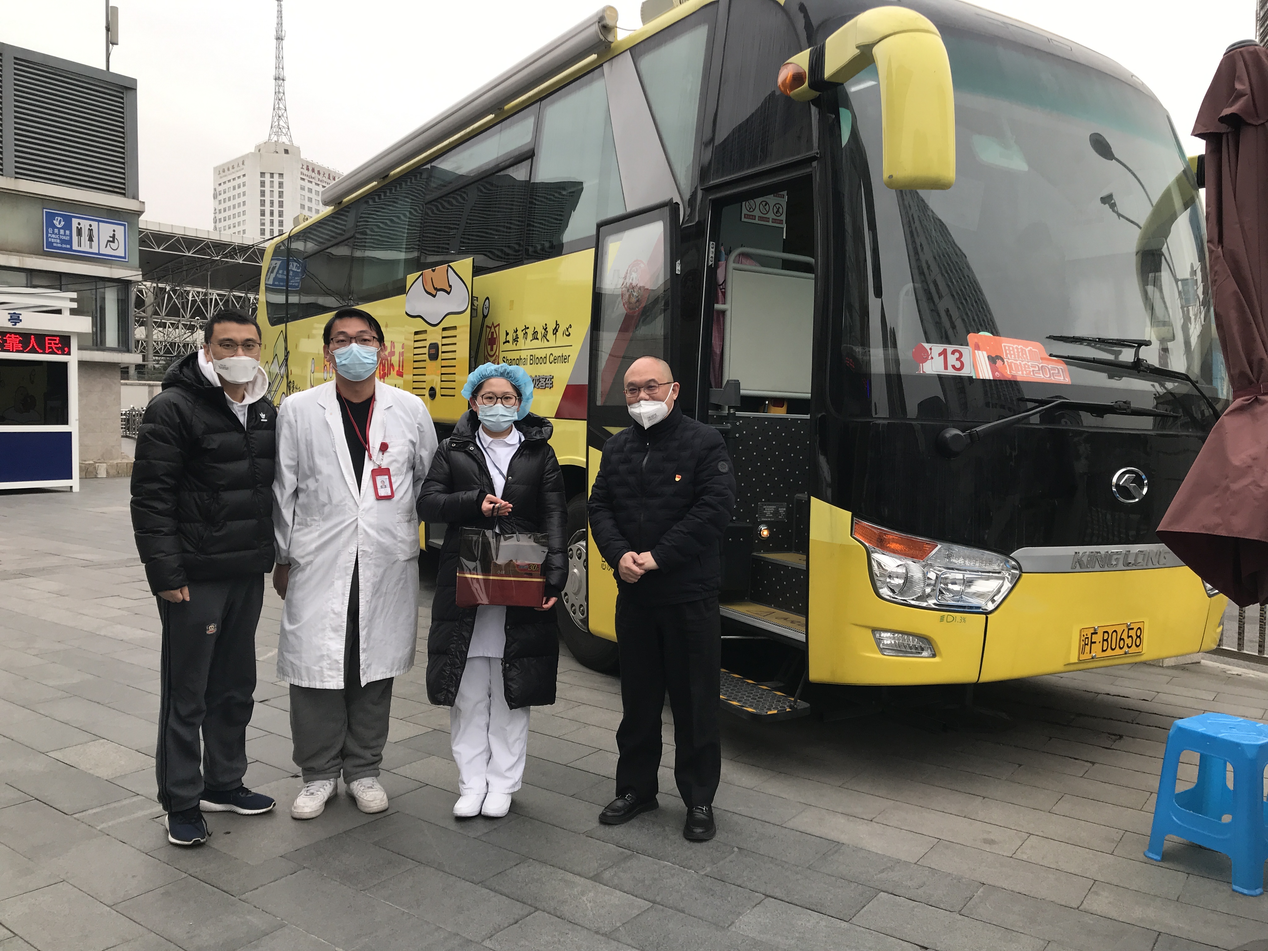 2-1 中心主任何智纯在上海站北广场流动车慰问职工.jpg
