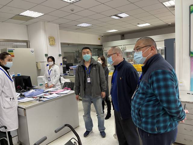 检查小组对中心供血科进行巡检.jpg