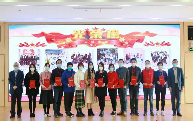 3-1中心班子领导为先进集体颁奖.jpg