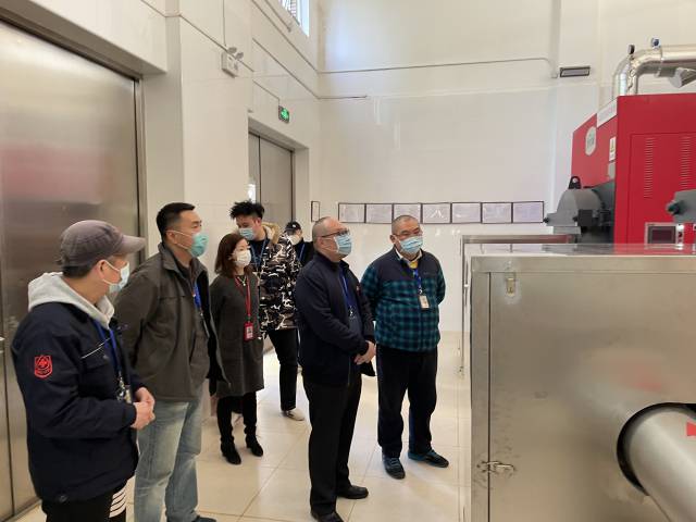 检查小组对中心锅炉房进行巡检.jpg