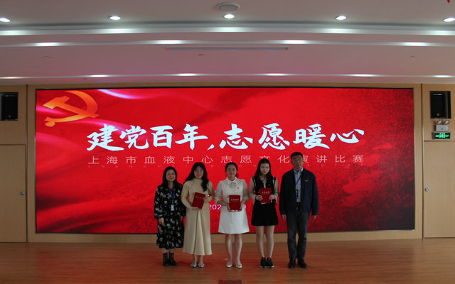 图5.2（中心班子领导为三等奖获得者颁奖）.JPG