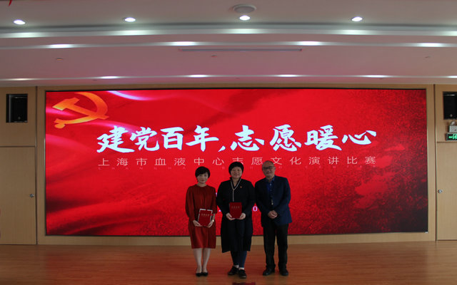 图5.3（中心班子领导为二等奖获得者颁奖）.JPG