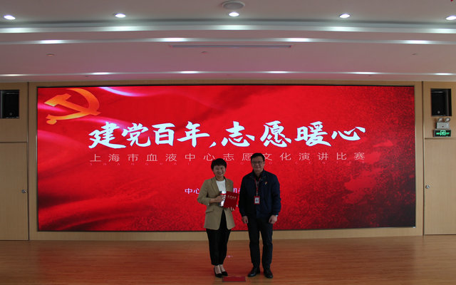 图5.1（中心班子领导为一等奖获得者颁奖）.JPG