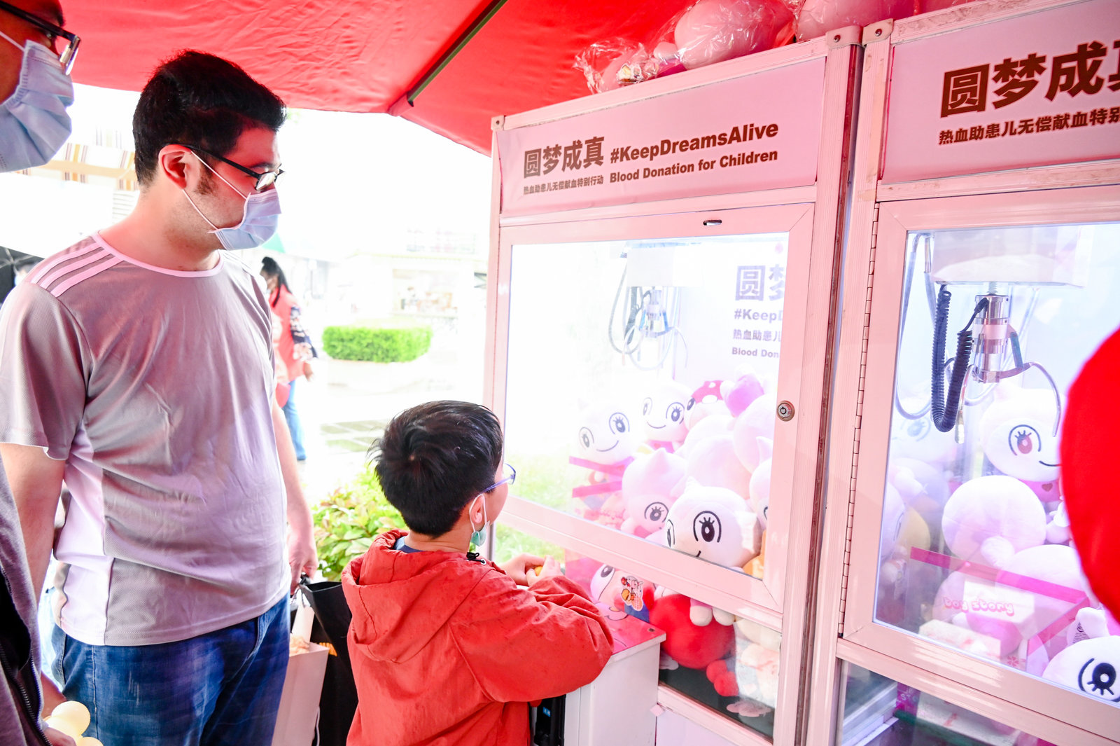 上图：抓娃娃机成为现场热门游艺项目.jpg