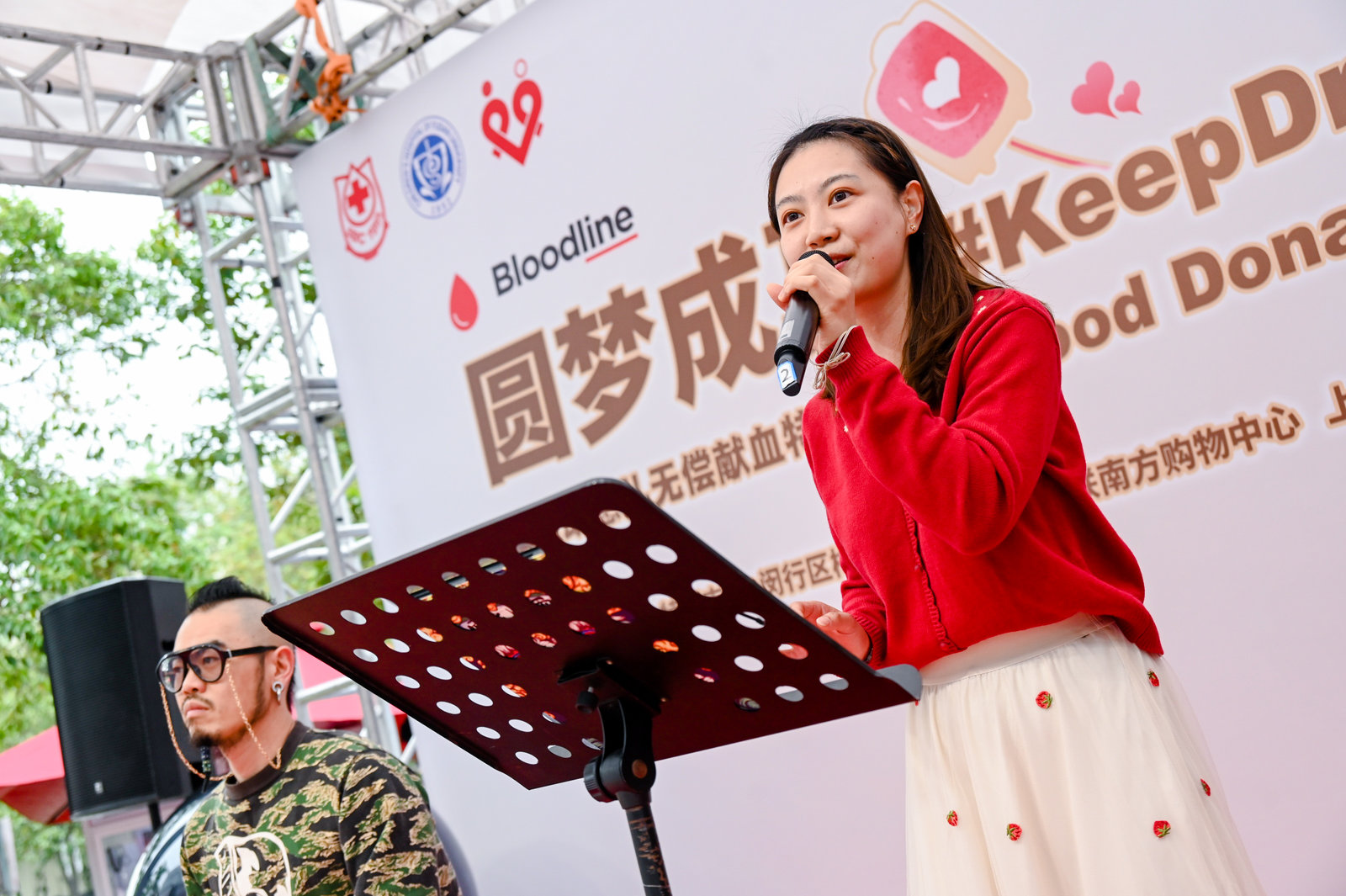 上图：志愿者表演现场1.jpg