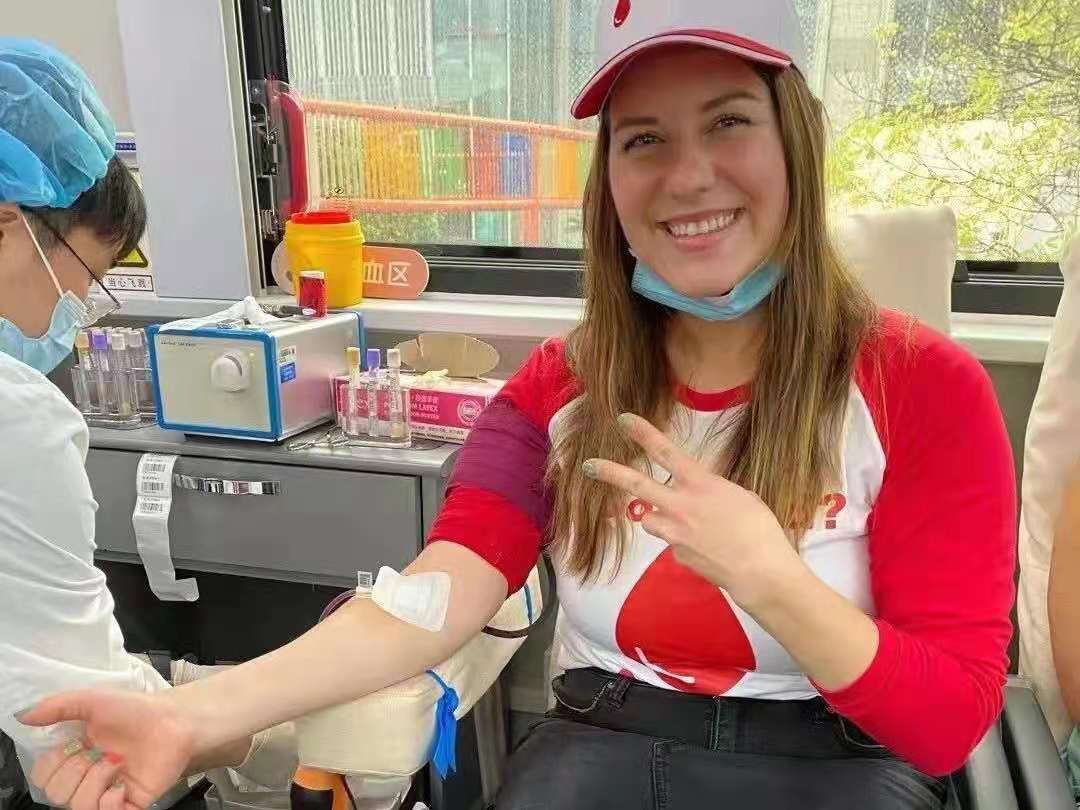 上图：活动现场外籍献血者.jpg