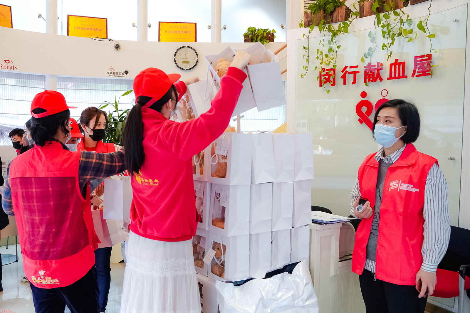 上图：志愿者们现场忙碌的身影.jpg