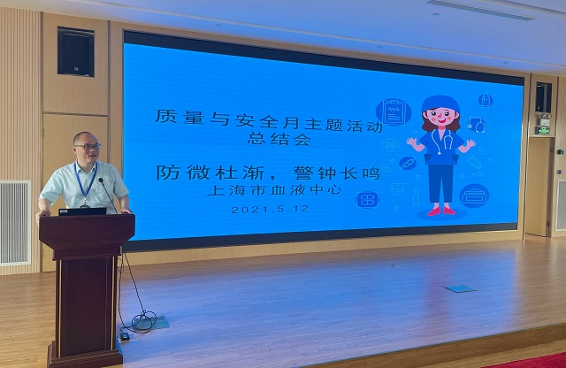 上图：中心主任何智纯做总结发言.jpg