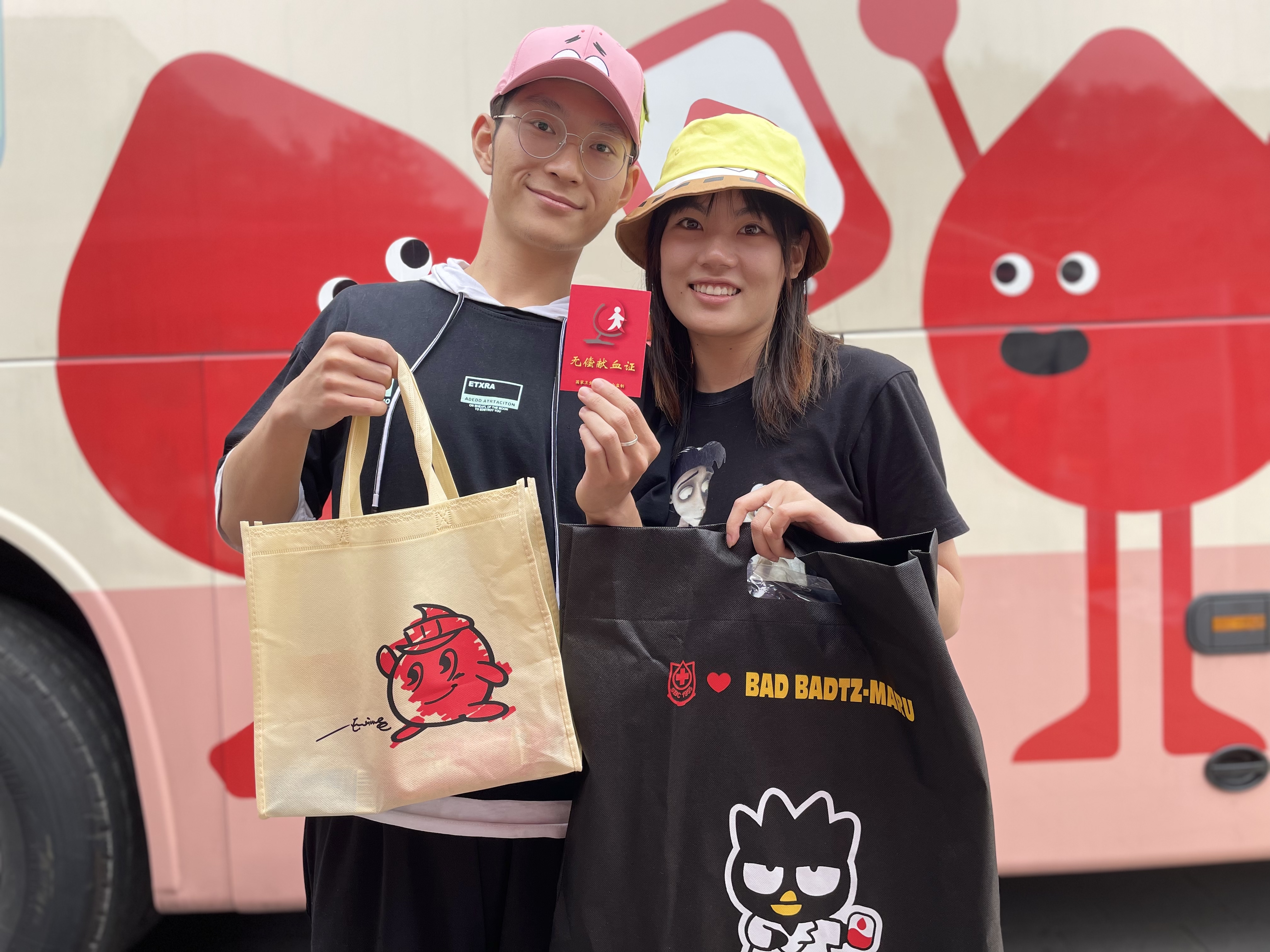 上图：情侣献血者合影.jpg