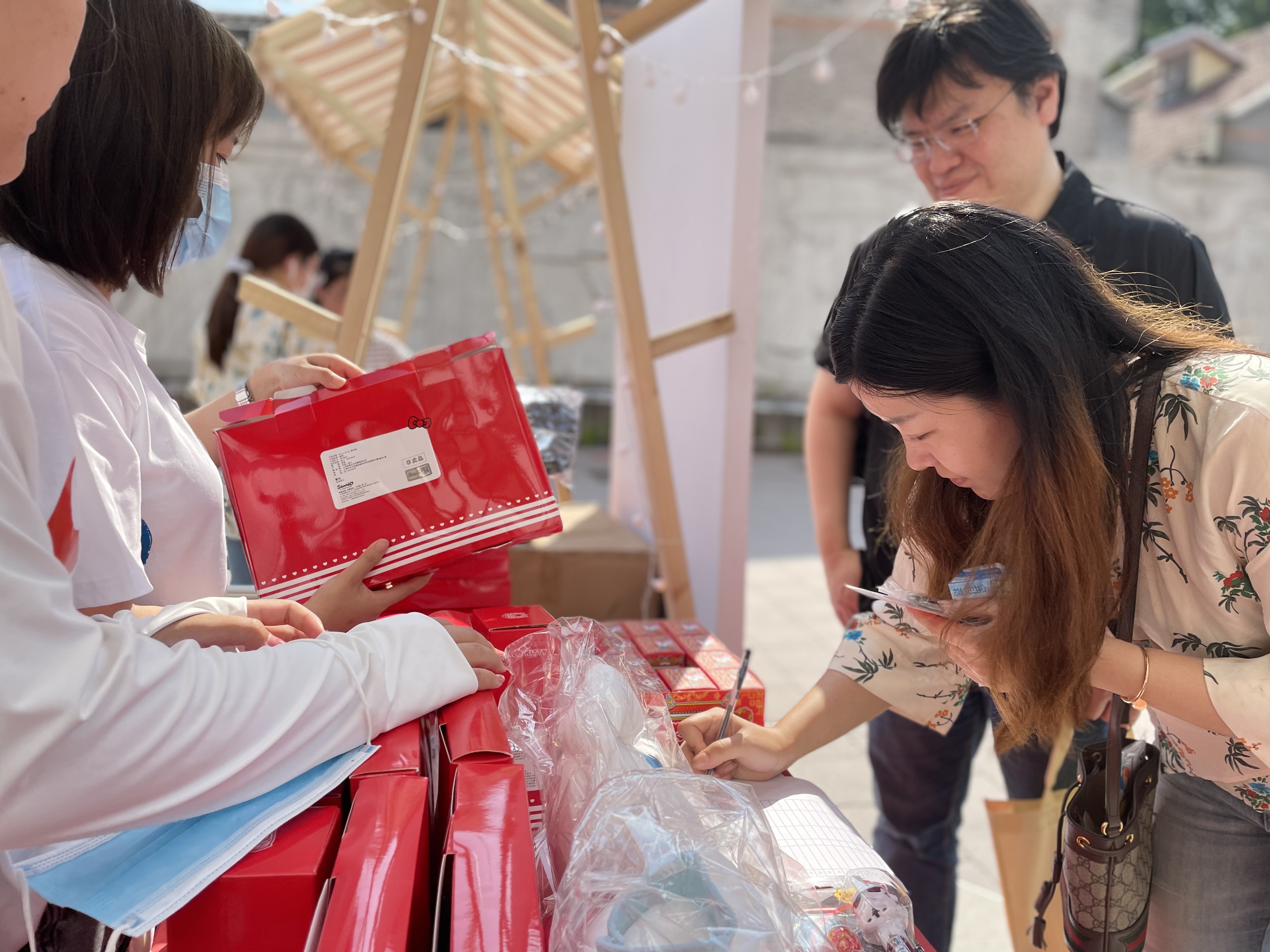 上图：献血者参与公益集市互动.jpg