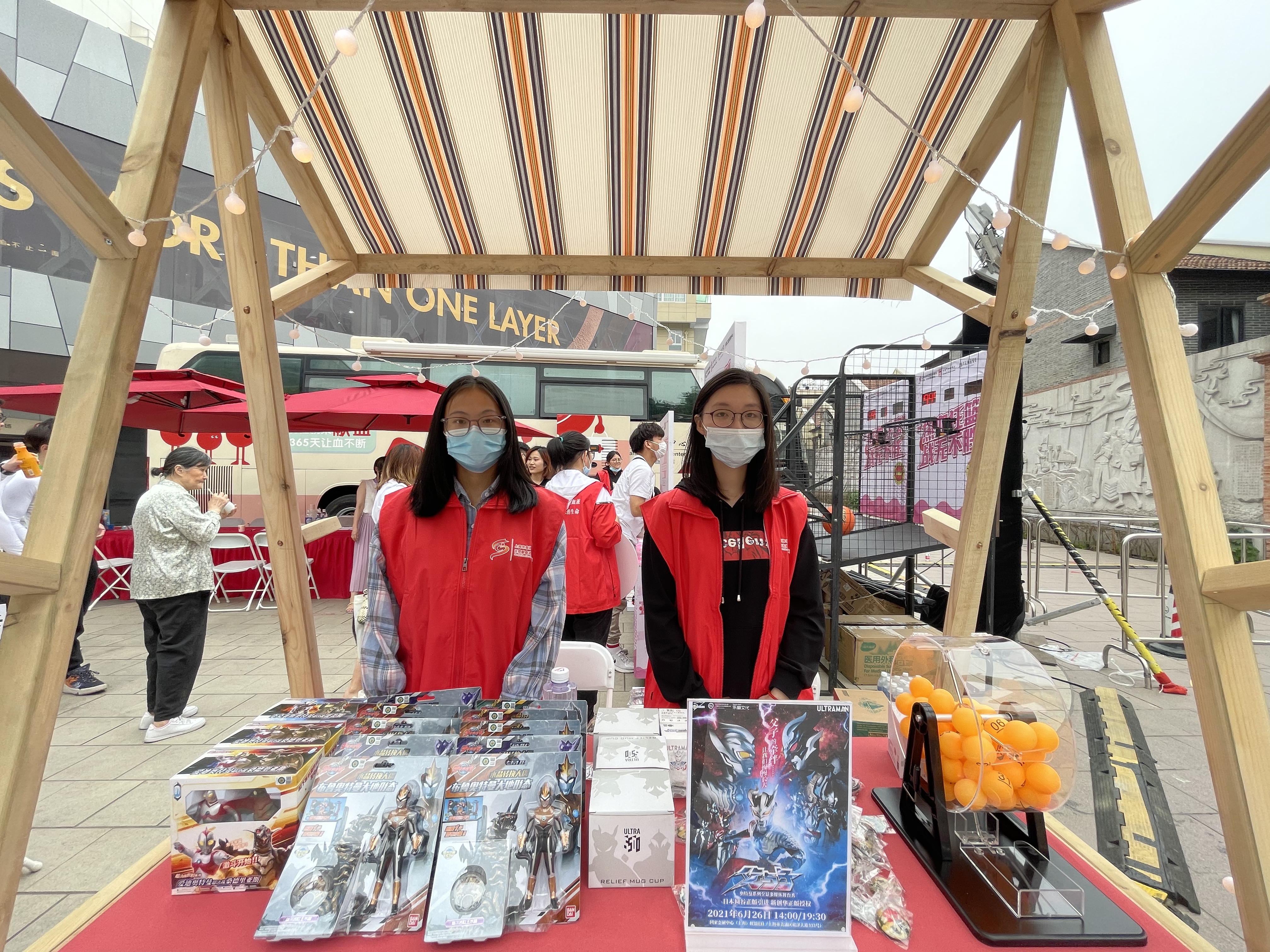 上图：公益集市火热进行中.jpg