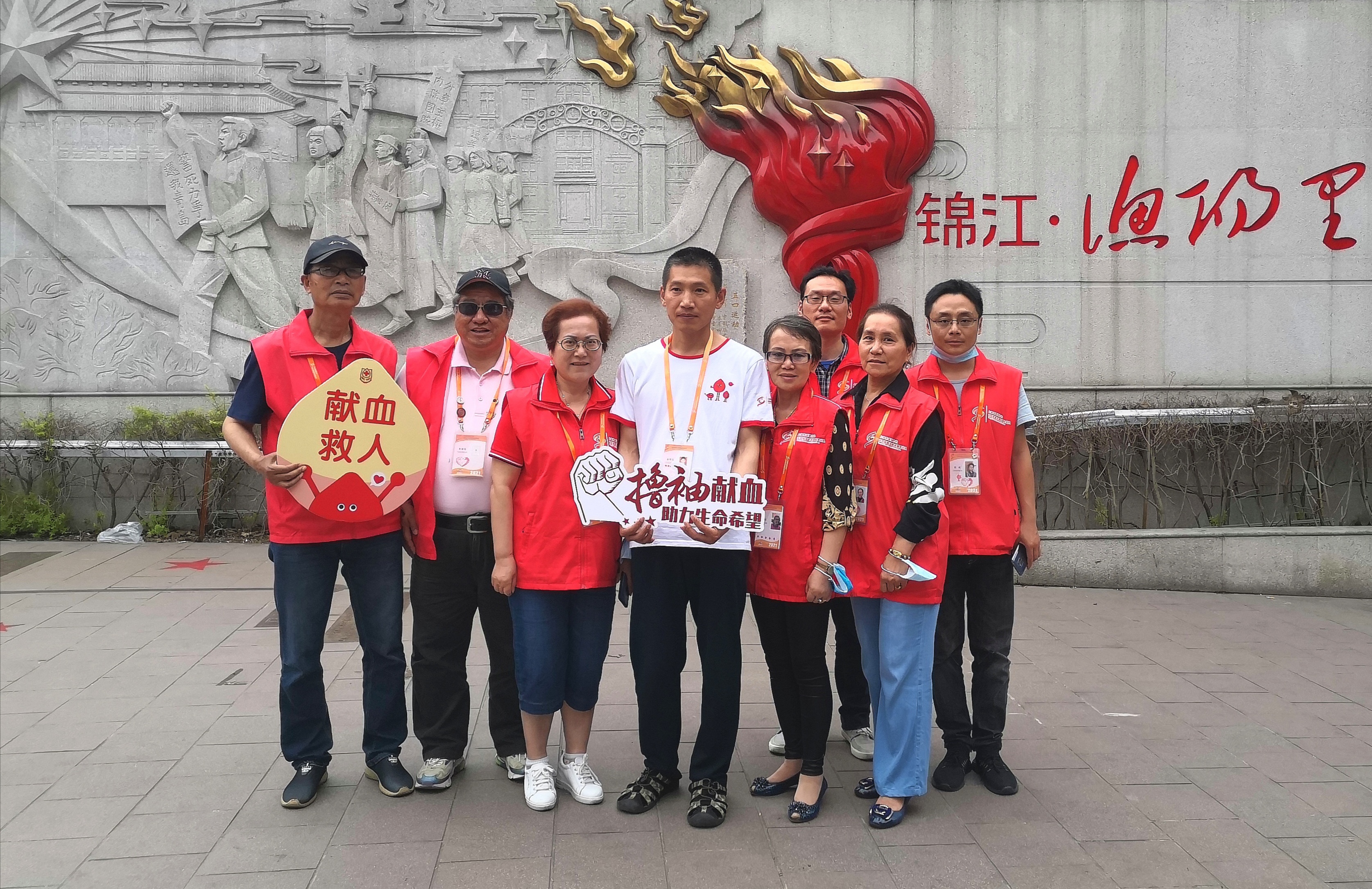 上图：志愿者合影.jpg