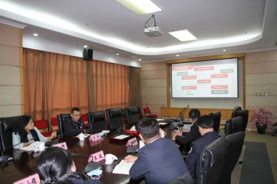 上图：中心副主任张晰介绍中心基本情况.jpg