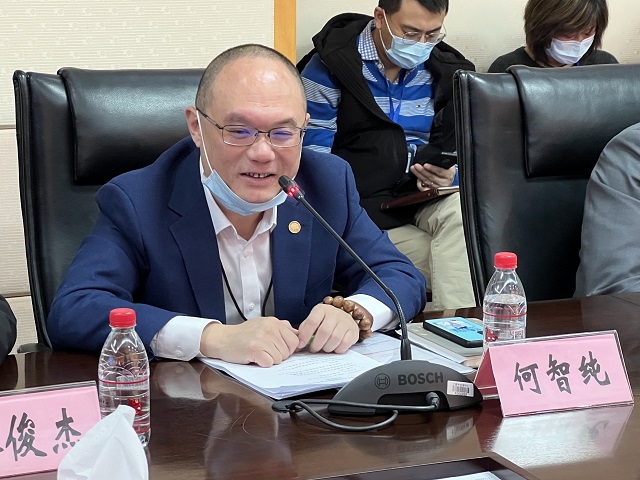 中心主任何智纯主持会议并作总结讲话.jpg