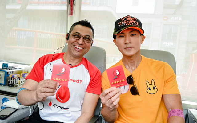 吴尊先生（图右）和中心外籍志愿者阿思势（图左）一起献血.jpg