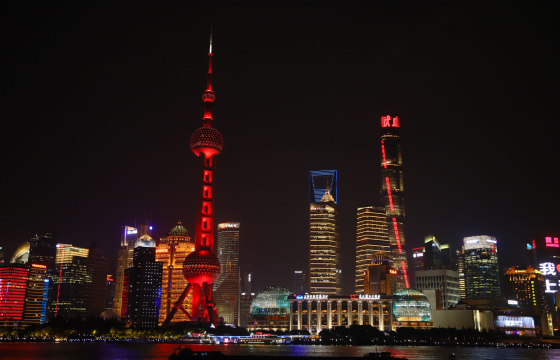 上图：东方明珠和上海中心点亮生命红、致敬献血者.jpg
