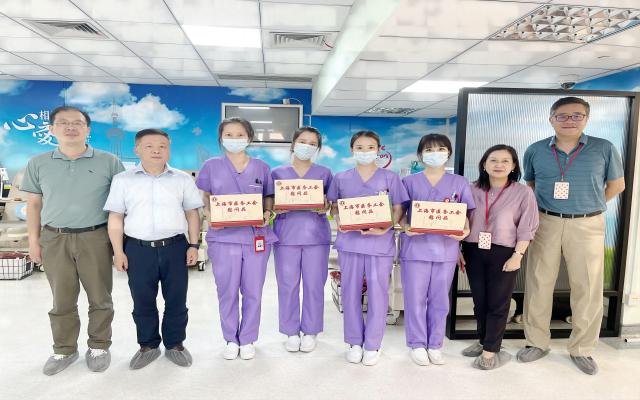 致敬高温下的每一份坚守——市卫生健康委领导高温慰问献血者、志愿者和中心一线员工