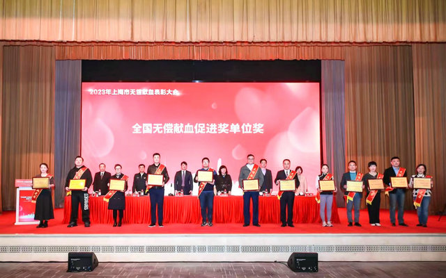 2-上图：朱自严副主任（左6）代表中心上台领奖_副本.jpg