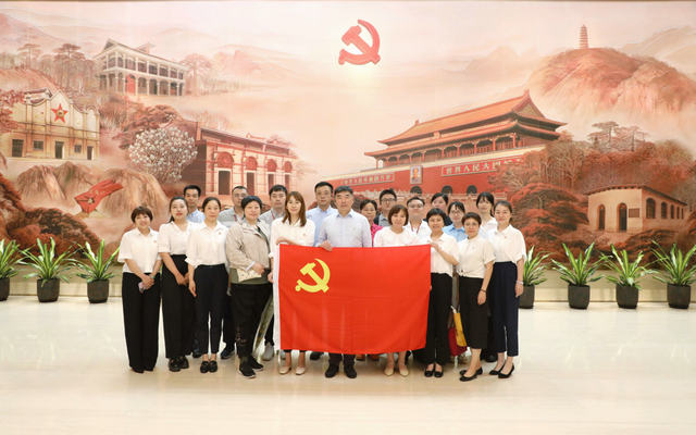 5：集体-党旗照.jpg