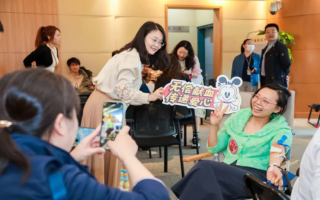 SMG员工正在参与现场献血 (2).jpg