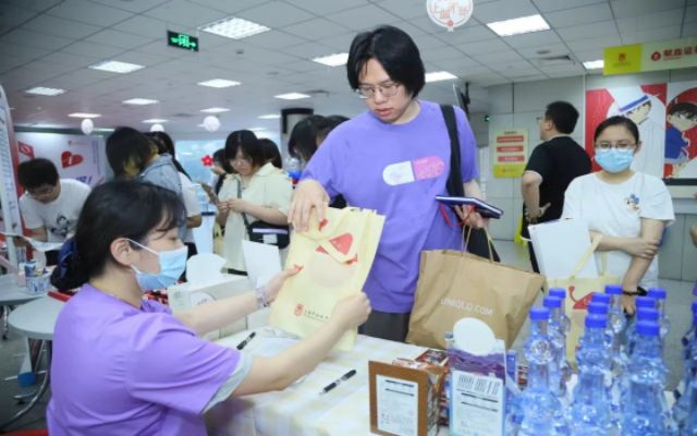 上图：护士为献血者发放纪念品.jpg