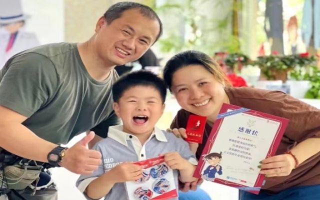 上图：参加活动的献血者和家人.jpg