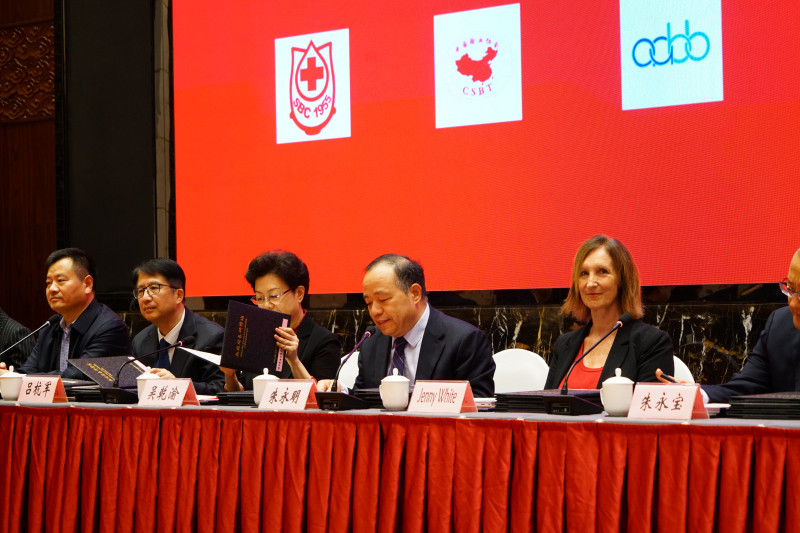 3-中国输血协会理事长朱永明（右二）致辞.jpg