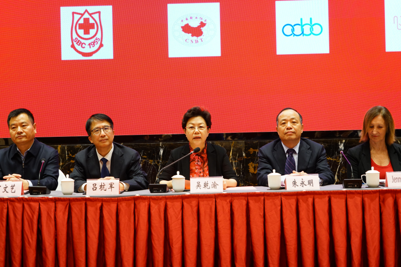 2-上海市卫生健康委员会一级巡视员吴乾渝（左三）致辞.jpg