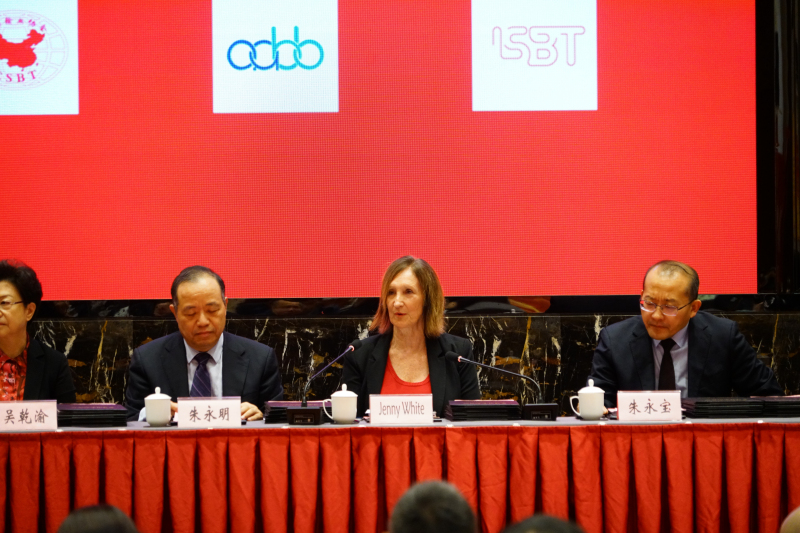 4-国际输血协会执行官Jenny White（右二）致辞.jpg