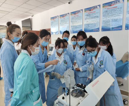 图1：上海市血液中心专家曾前往日喀则市中心血站指导单采血小板采集工作_编辑.png