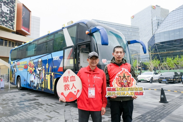 上图：志愿者与献血车合影.jpg