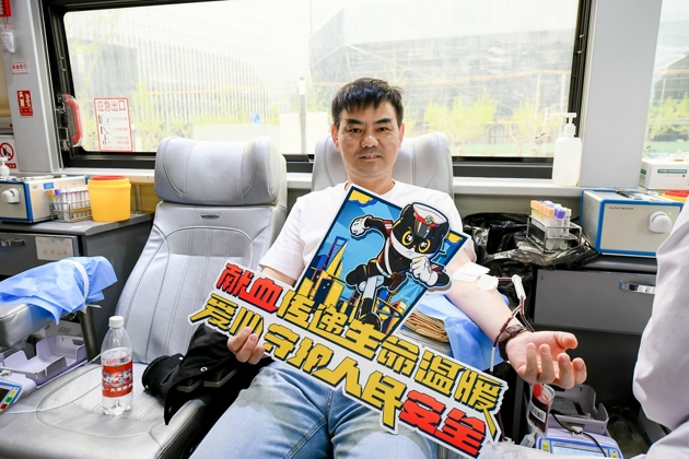 上图：正在献血的爱心人士.jpg