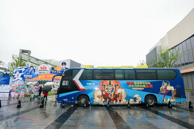 上图：停靠在小安集市的主题献血车.jpg