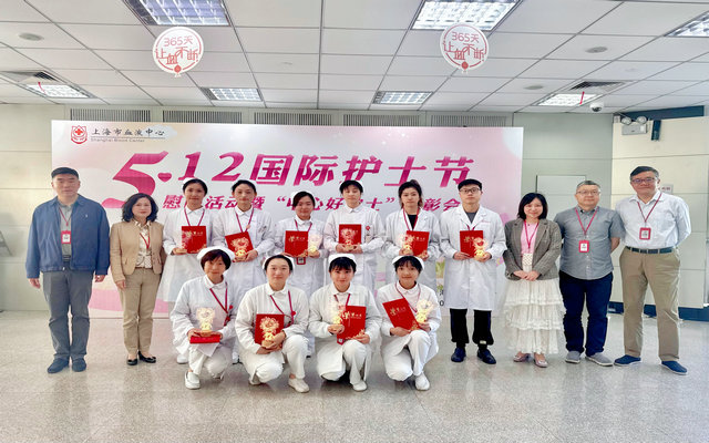 5 为获奖者颁发荣誉证书_副本.jpg