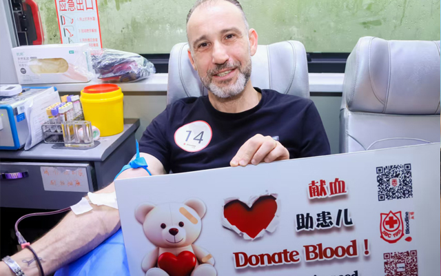 热爱足球和公益事业的意大利献血者Emanuel先生.jpg
