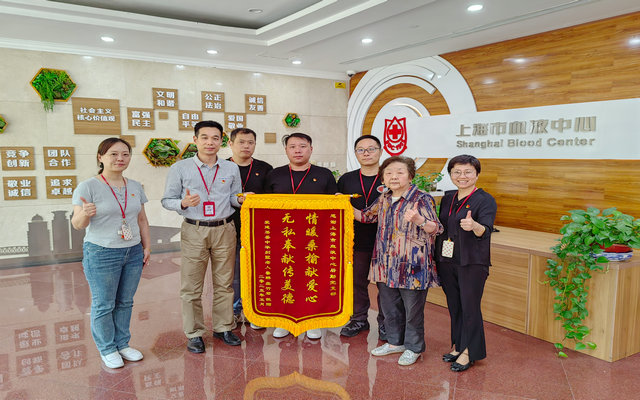 白-俊-婷等：接受锦旗_副本.jpg
